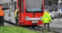 Person unter KVB Bahn Koeln Lindenthal Aachenerstr Universitaetstr P08